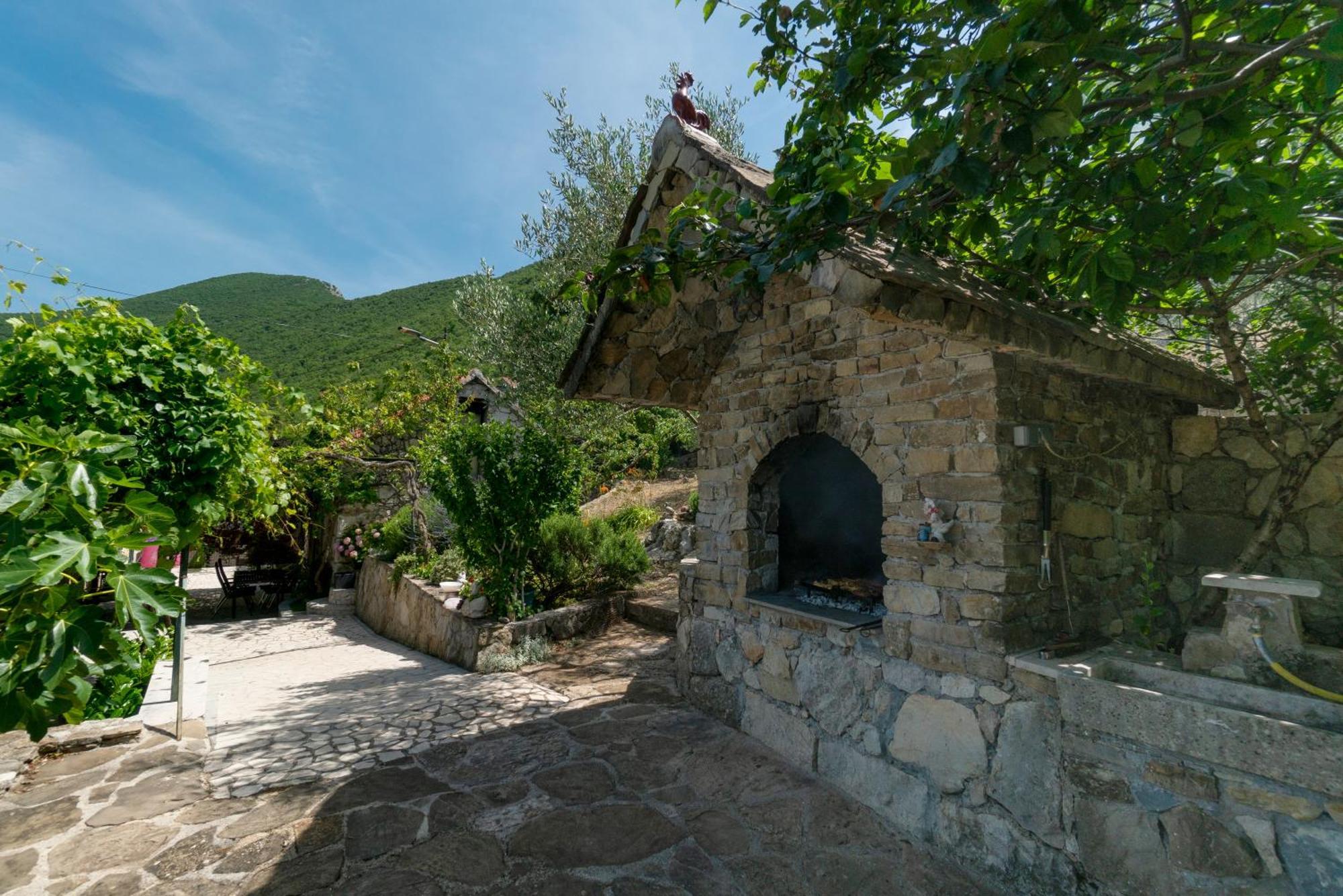 Apartments Srdanovic Omiš Buitenkant foto